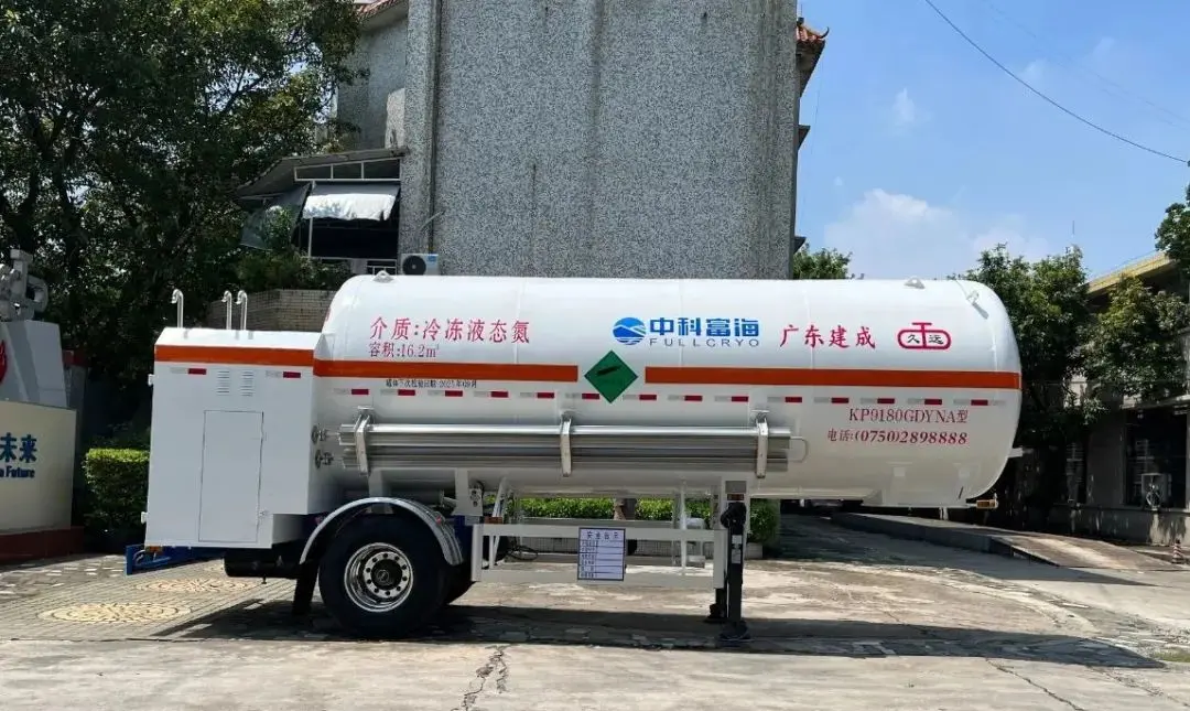 Cryogenic liquid nitrogen refueling semi-trailer with a volume of 16.2 cubic meters.png