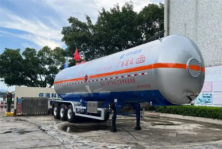 Pentane transport semi-trailer with a volume of 52.5 cubic meters.png