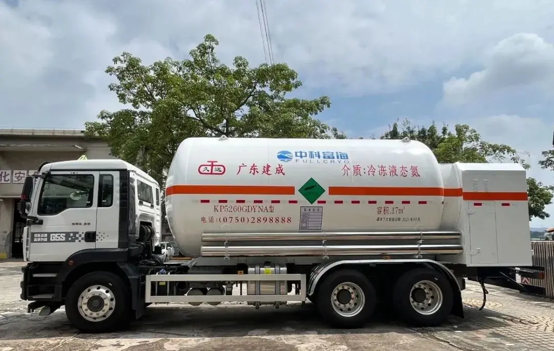 Cryogenic liquid nitrogen refueling complete vehicle with a volume of 17 cubic meters.png