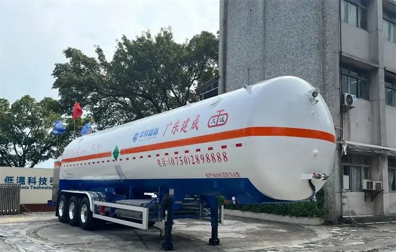 Cryogenic liquid nitrogen transport semi-trailer with a volume of 35.2 cubic meters.png