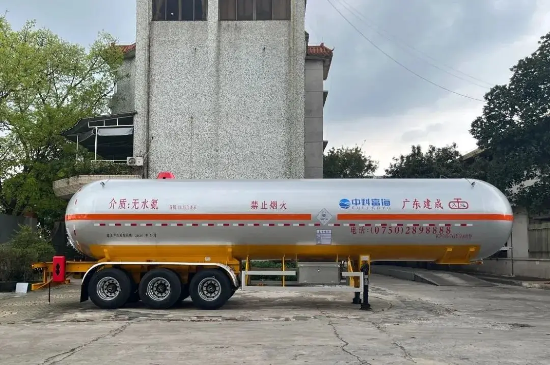 Anhydrous ammonia transport semi-trailer with a volume of 49.15 cubic meters.png